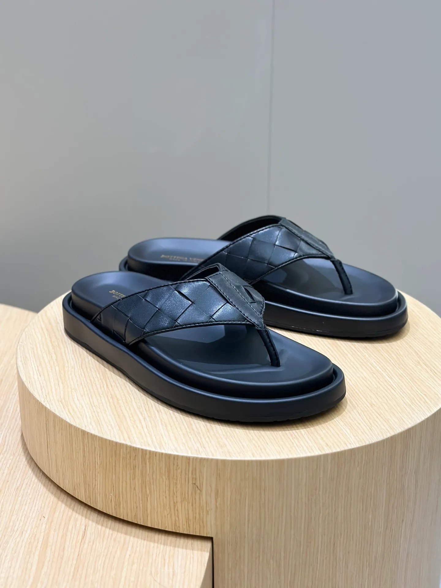 Factory price: 360💰BV hand-woven men's slippers and sandals - suitable for walking. It still emphasizes minimalism and practical wearability, but is full of vivid artistry. Super classic, luxurious and comfortable, imported cowhide + cowhide lining + lightweight outsole Size: 39-44 (customized at 38.45)